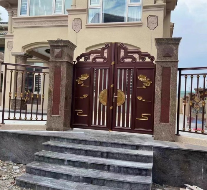 现代小型围栏加大门