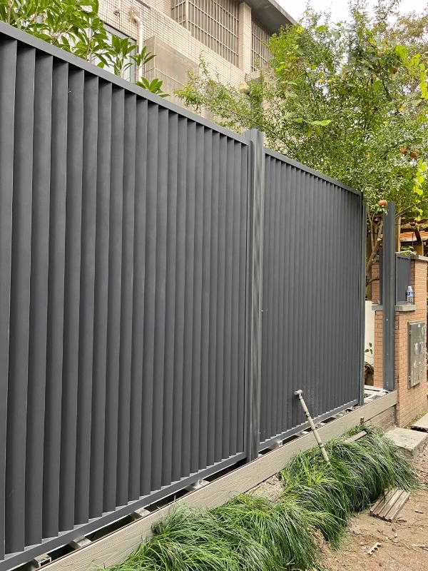 高台阶小门围栏安装案例