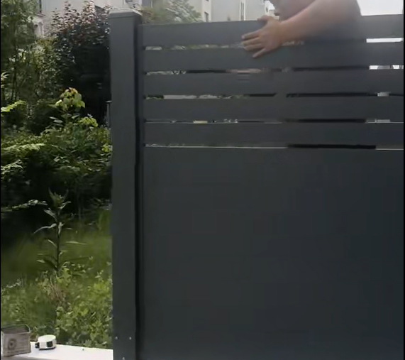 小花园围栏上门安装案例